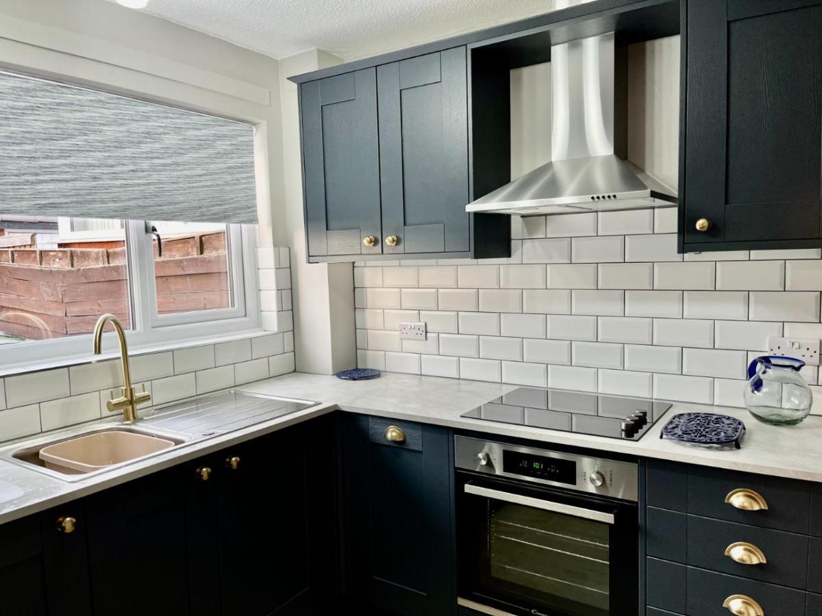 Canada House - Sleeps 6 -3 King Or 6 Single Ideal For Contractors وارينغتون المظهر الخارجي الصورة